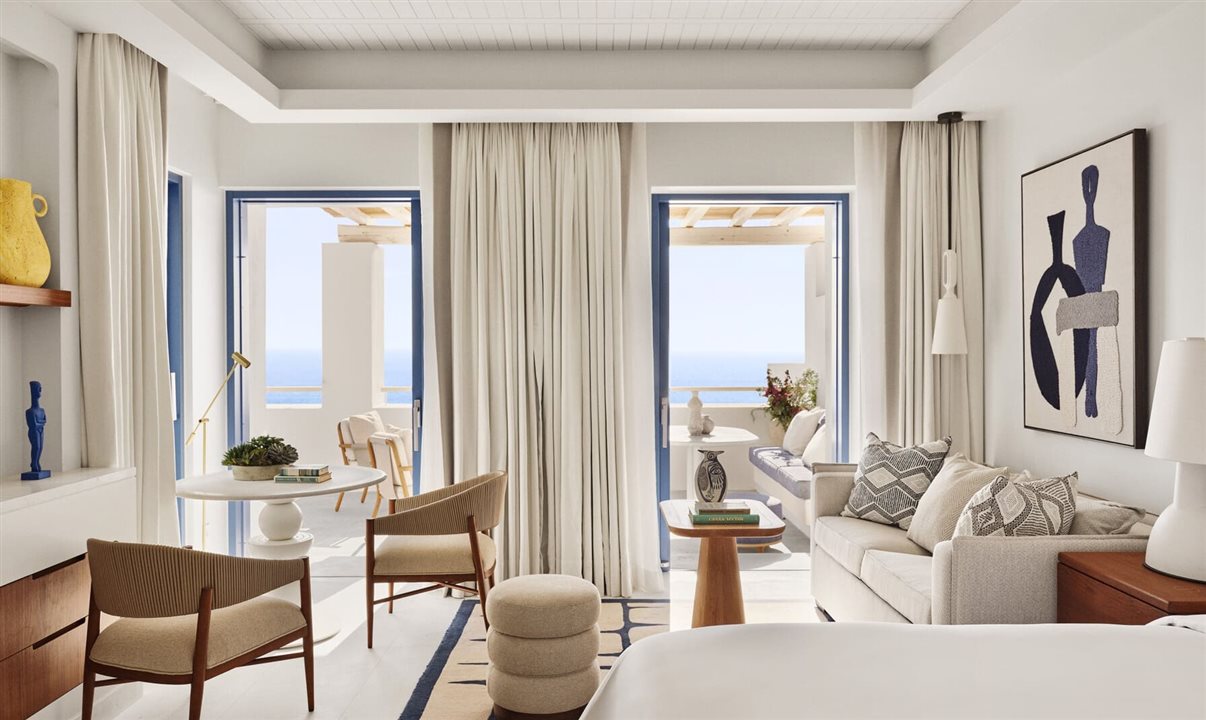 Localização nas encostas garante que cada quarto, suíte ou villa descortine vistas panorâmicas para o mar a partir de terraços mobiliados — muitos deles com piscinas privativas