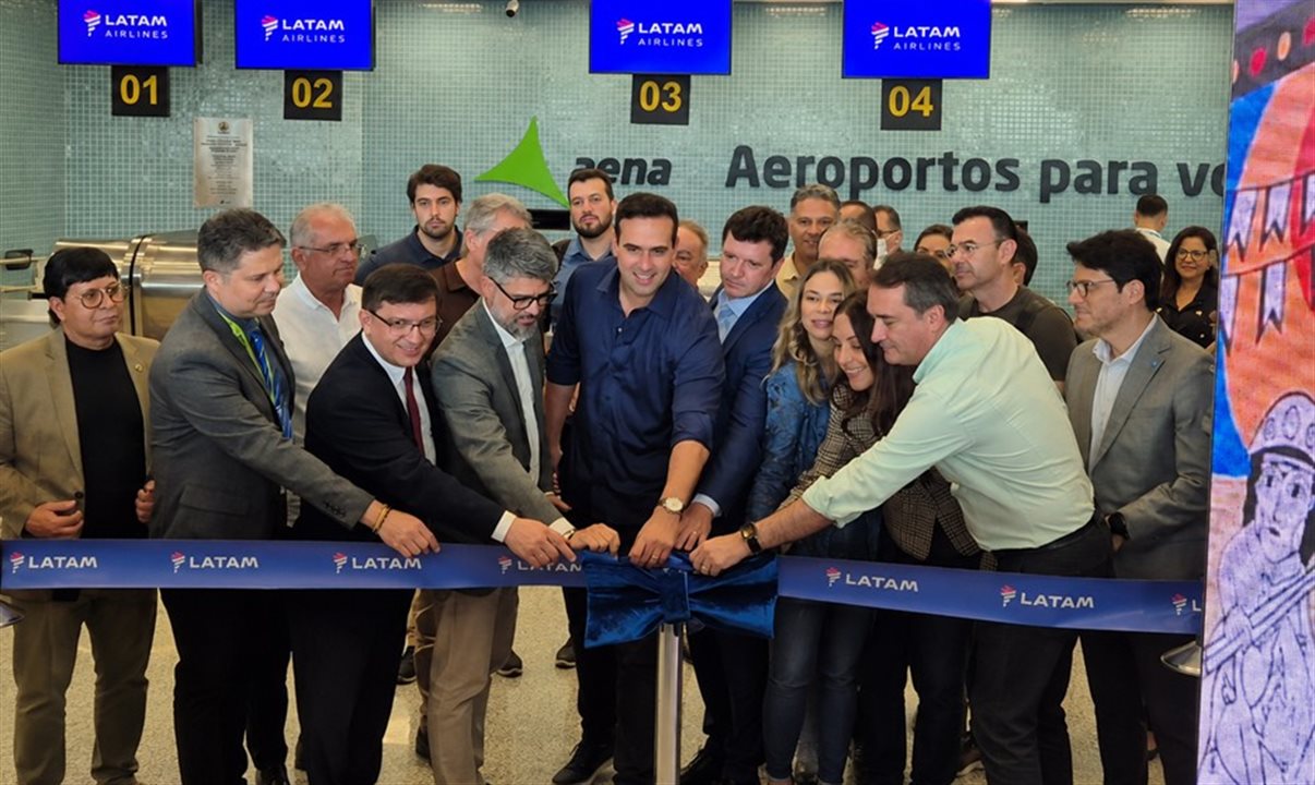 Autoridades, representantes da Latam, Aena e o Governador da Paraíba, Lucas Ribeiro, na inauguração da rota Brasília-Campina Grande