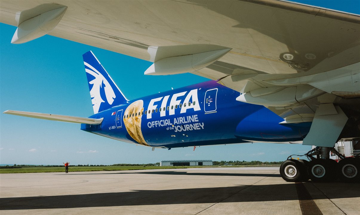Boeing 777 tematizado da Copa do Mundo 2026