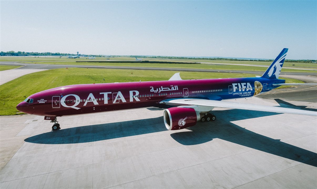 Boeing 777 tematizado da Copa do Mundo 2026