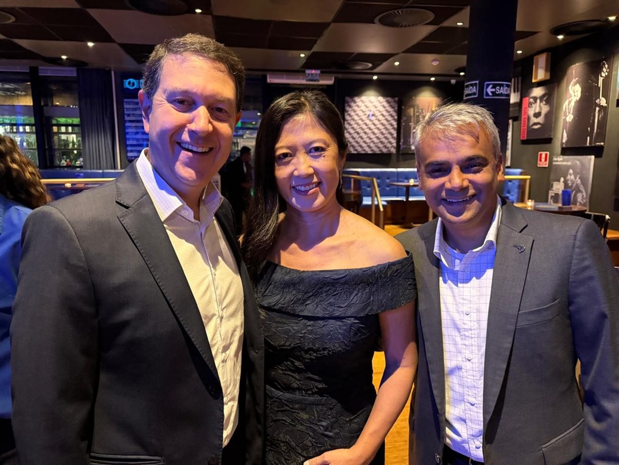 Cristina Yoshida, diretora do Azul Fidelidade, entre Daniel Bicudo, vice-presidente Comercial e de Negócios, e Abhi Shah, presidente da Azul Linhas Aéreas