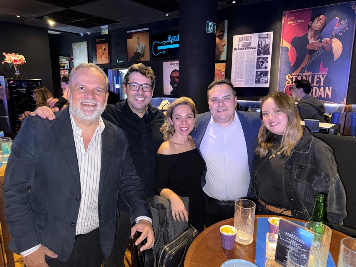Artur Luiz Andrade, da PANROTAS, e parte do time de Comunicação da Azul: Rodrigo Moraes, Livia Ribeiro, Felipe Zboril e Isadora Souza
