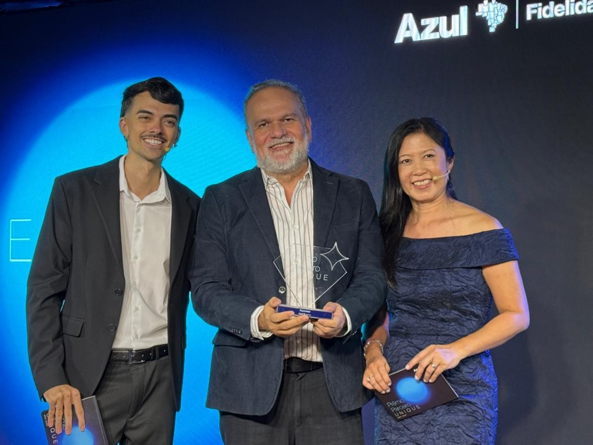 Vinicius Batista e Cristina Yoshida, do Azul Fidelidade, com Artur Luiz Andrade, da PANROTAS