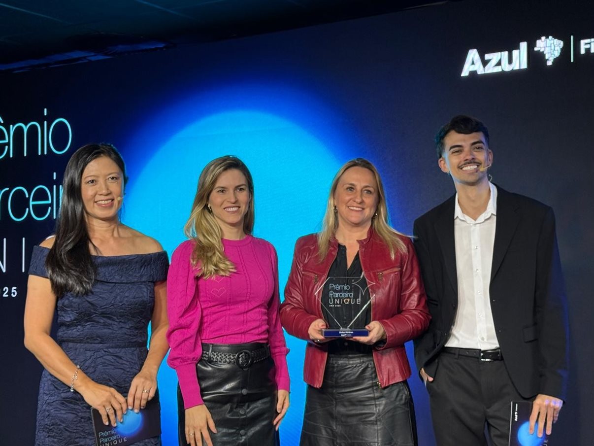 Cristina Yoshida e Vinicius Batista, do Azul Fidelidade, premiam Monica Reis e Catia Schick, representando a United Airlines
