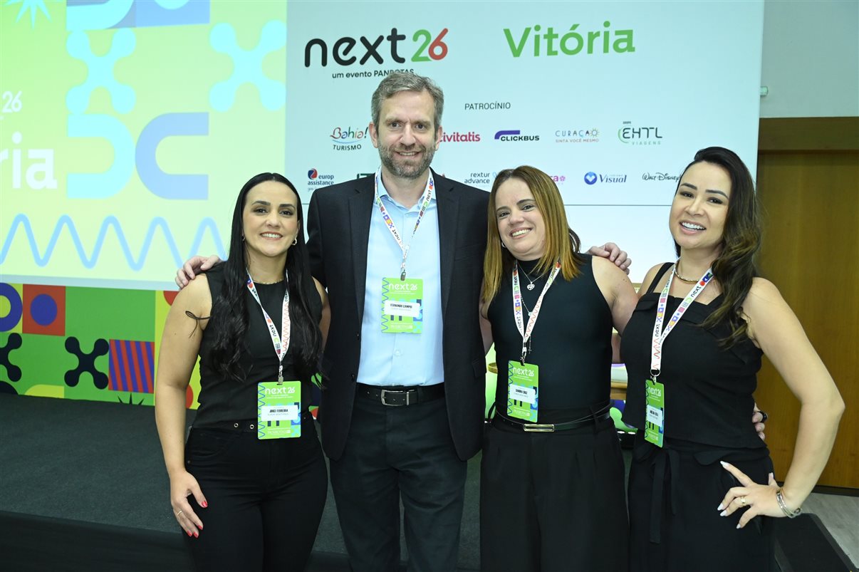 Novidade está sendo apresentada nesta terça-feira (26), em primeira mão, aos agentes de viagens que participam da etapa do PANROTAS Next em Vitória. Na foto: Joice Ferreira, Fernando Campoi, Sandra Cruz e Angelina Tosta