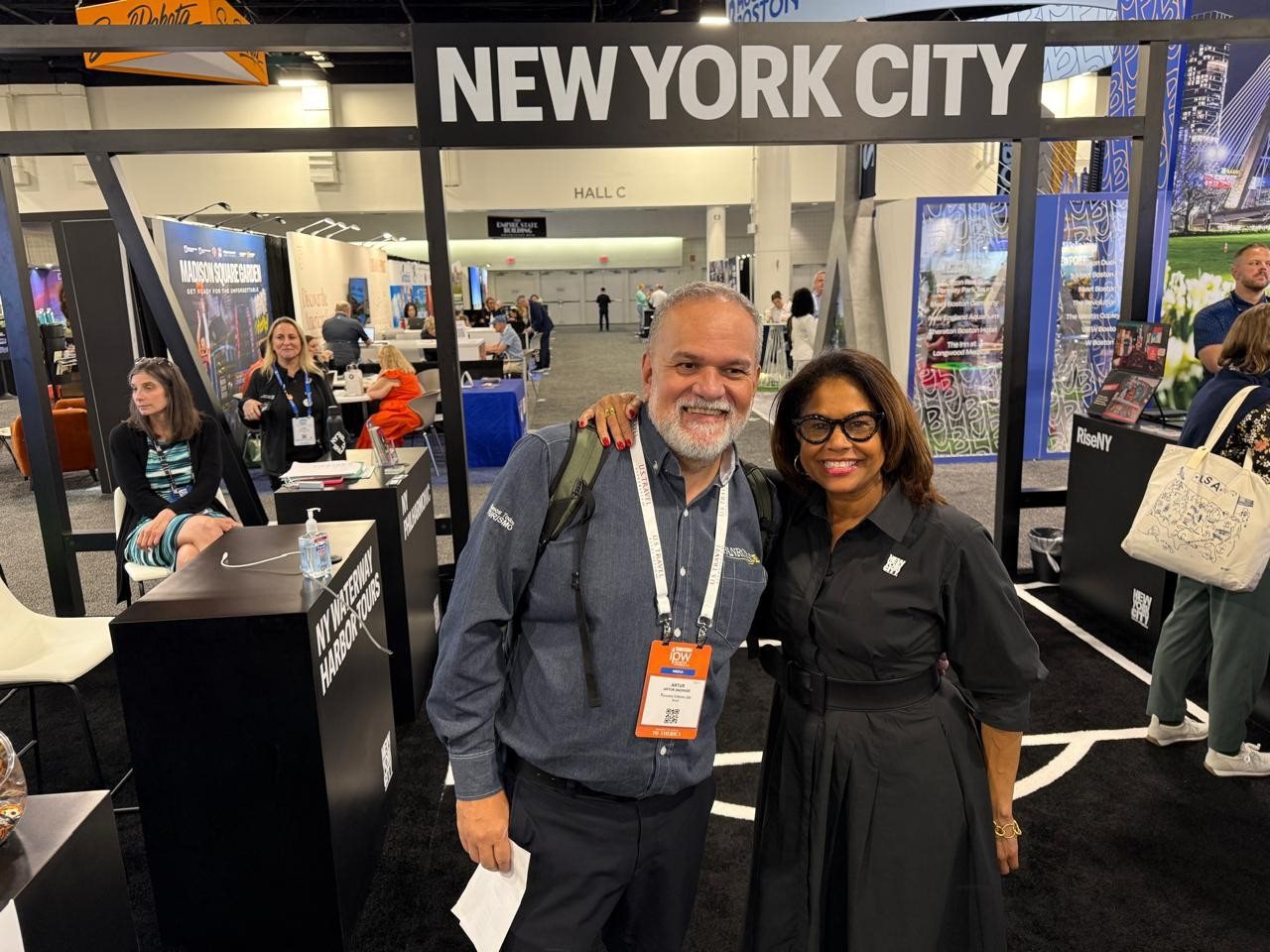 Artur Luiz Andrade, da PANROTAS, e Julie Coker, presidente e CEO do NYC Tourism + Conventions