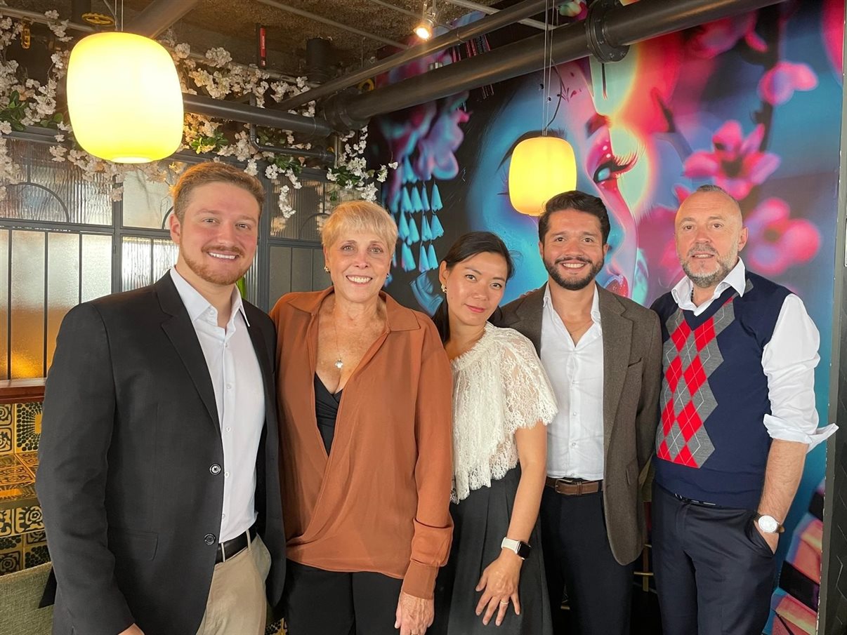 Thiago Pulvirentti e Christina Kler, da Boarding Gate com os representantes da Galeries Lafayette