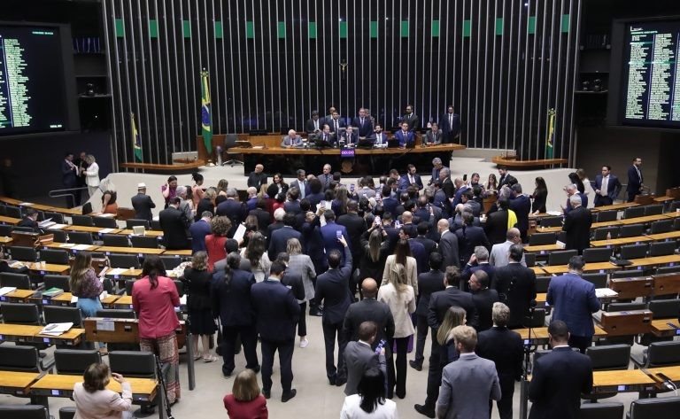 Câmara dos Deputados aprovou PEC que reduz a jornada de trabalho de 44 para 40 horas semanais