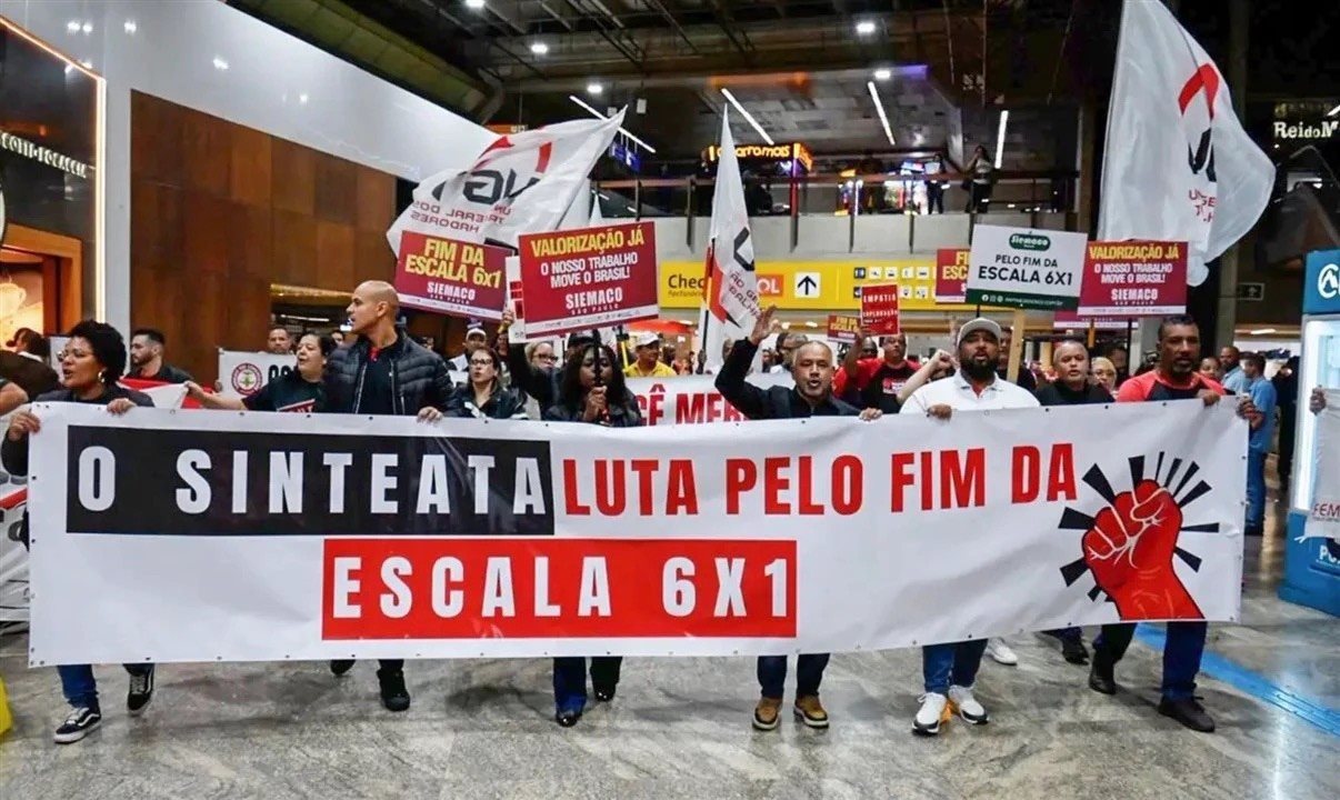 Saguão do Aeroporto Internacional de São Paulo-Guarulhos foi tomado por faixas, cartazes e batuques durante um protesto que pedia o fim da escala de trabalho 6x1