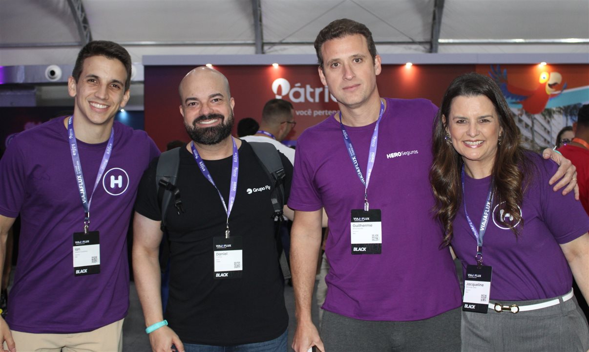 Daniel Turbox, que realiza podcast ViajaFlux neste Summit, entre Ian Coutinho, Guilherme Wroclawski e Jacqueline Ledo, da Hero Seguros