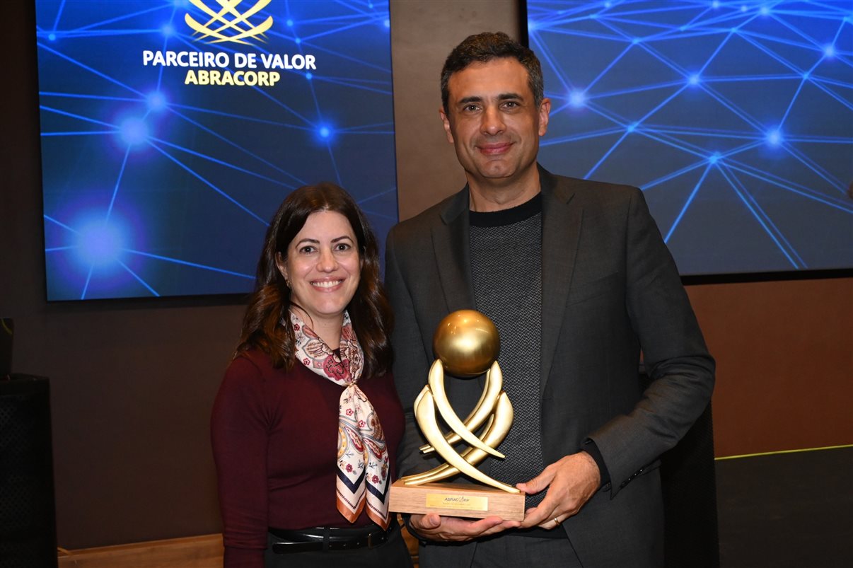 Aline Mafra, da Latam, recebe o prêmio de Luti Guimarães, da BeFly
