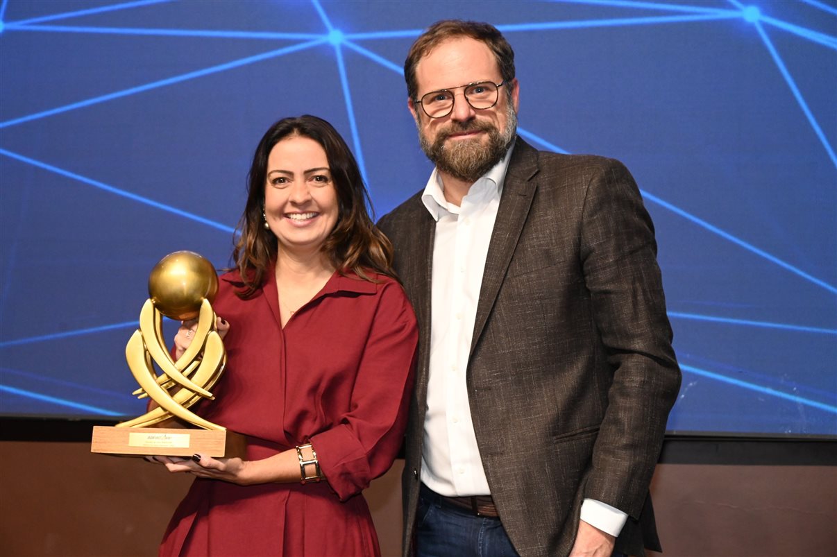 Aline Mafra, da Latam, recebe o prêmio de Luti Guimarães, da BeFly
