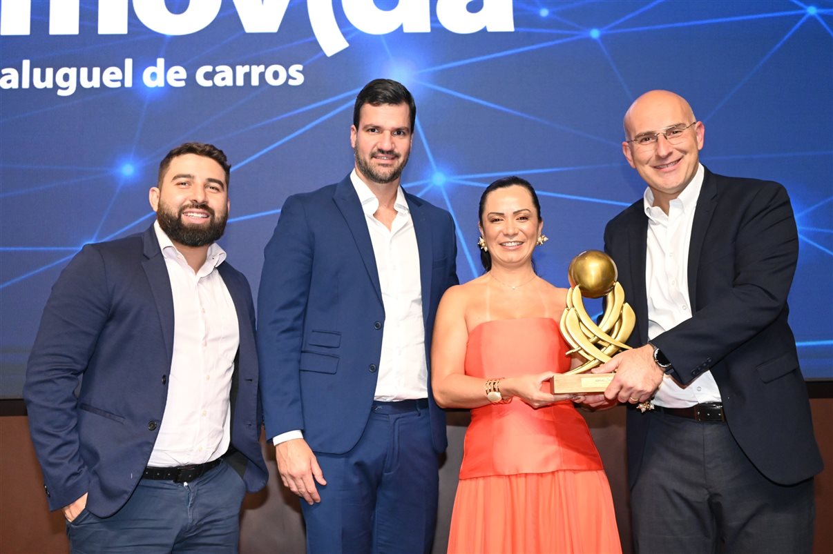Aline Mafra, da Latam, recebe o prêmio de Luti Guimarães, da BeFly