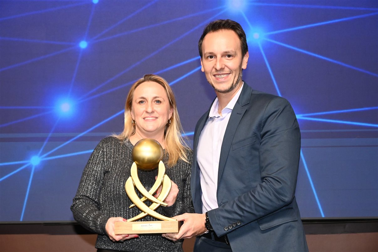 Aline Mafra, da Latam, recebe o prêmio de Luti Guimarães, da BeFly