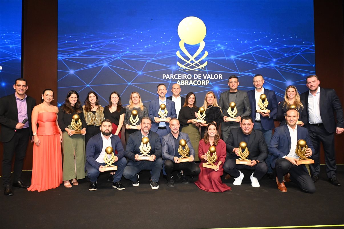 Aline Mafra, da Latam, recebe o prêmio de Luti Guimarães, da BeFly