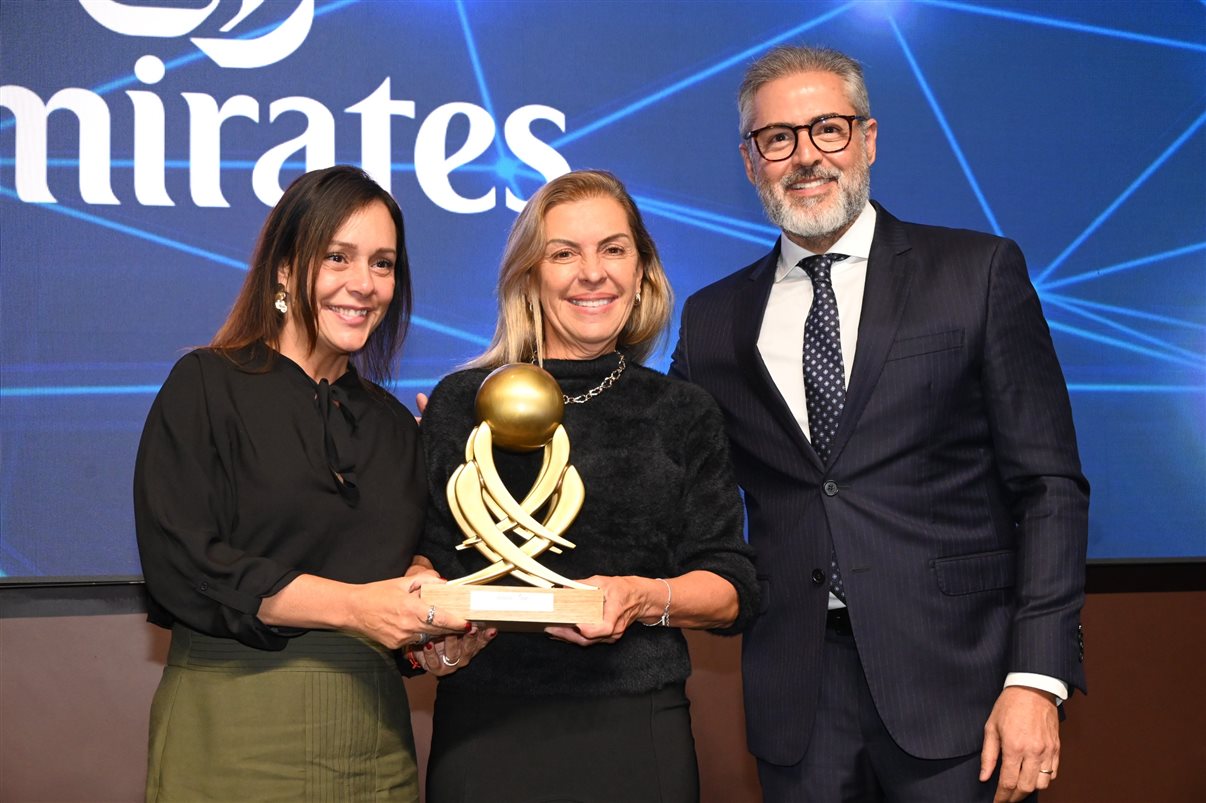 Aline Mafra, da Latam, recebe o prêmio de Luti Guimarães, da BeFly