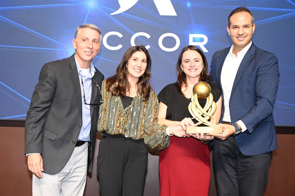 Aline Mafra, da Latam, recebe o prêmio de Luti Guimarães, da BeFly