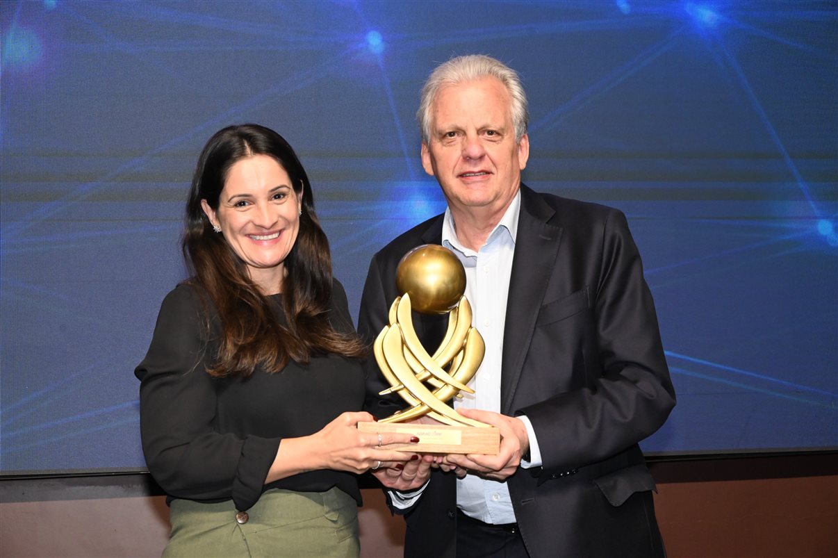 Aline Mafra, da Latam, recebe o prêmio de Luti Guimarães, da BeFly