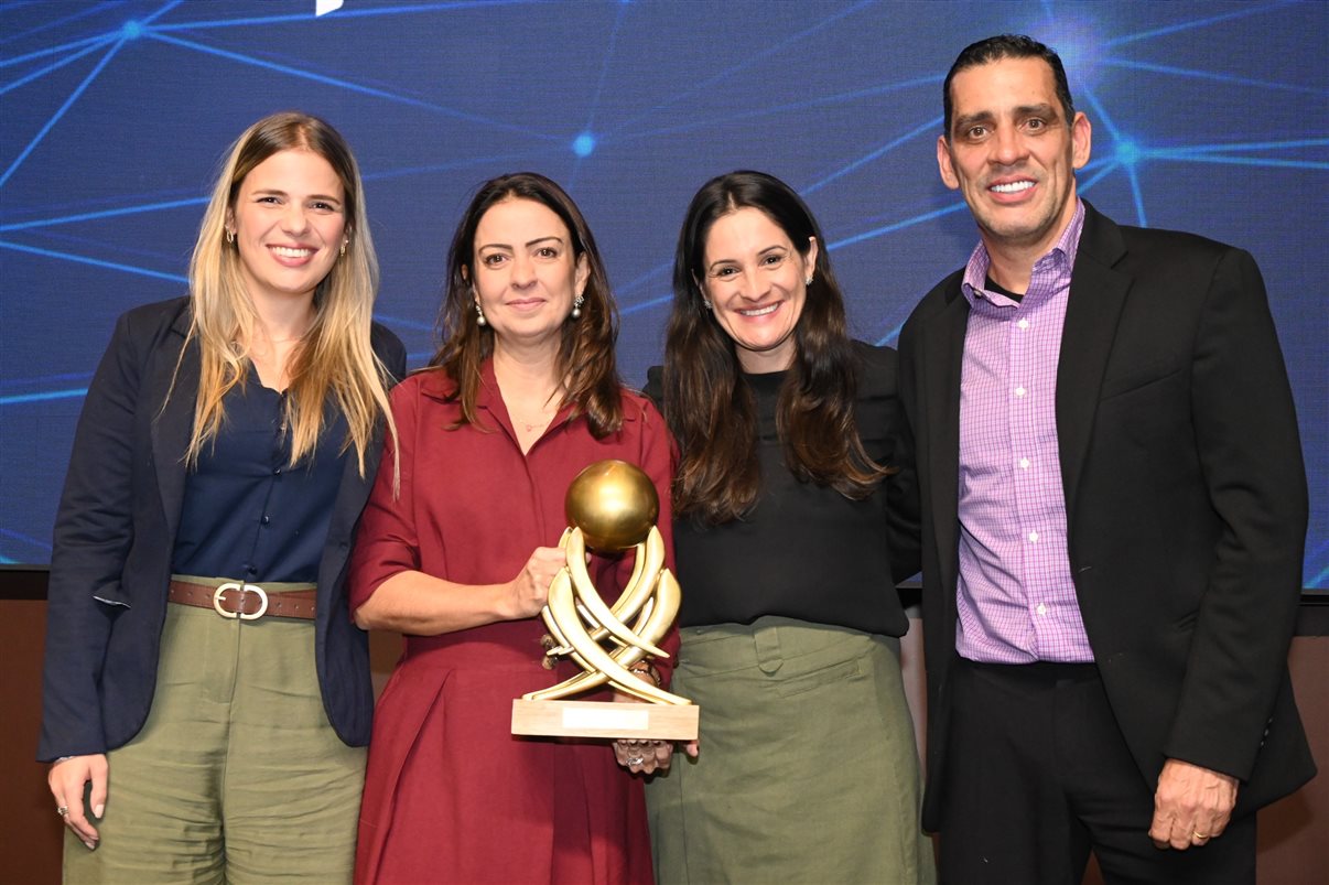 Aline Mafra, da Latam, recebe o prêmio de Luti Guimarães, da BeFly