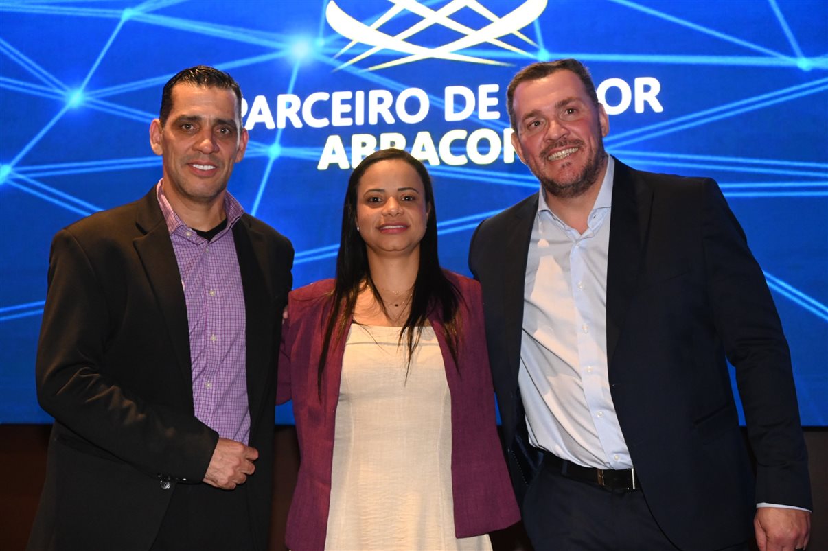Siderley Santos, Daiana Moreira e Douglas Camargo, da Abracorp