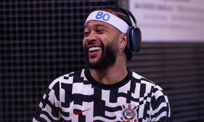 Memphis Depay com headband personalizada da KLM Dutch Airlines