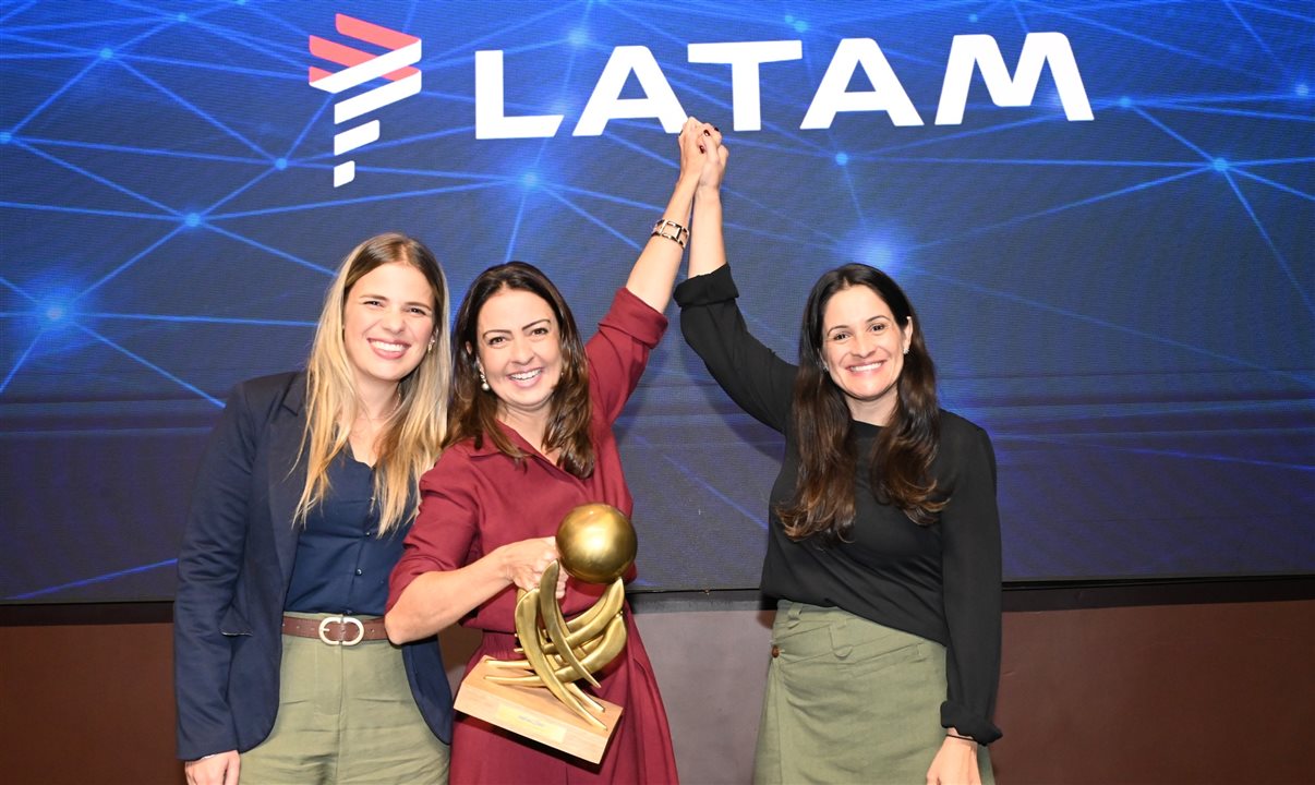 Ana Carolina Pimenta, Aline Mafra e Camila Belinelli celebram os três prêmios recebidos pela Latam