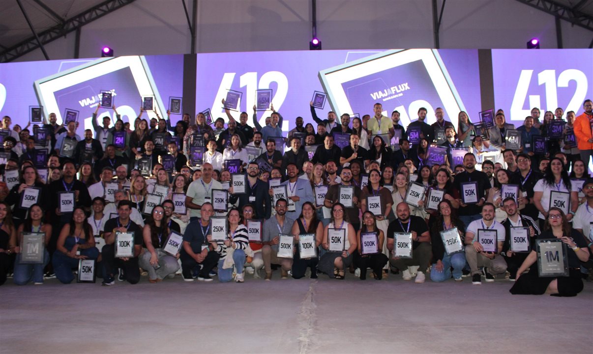 Agentes de viagens receberam placas do ViajaFlux celebrando suas vendas no último ano