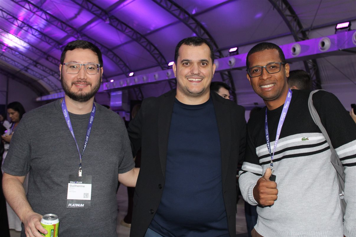João Zanini, do ViajaFlux, entre Guilherme Mazro, da Saru Turismo, e Ueliton Costa, da Ueliton Pereira Costa Agência de Viagens