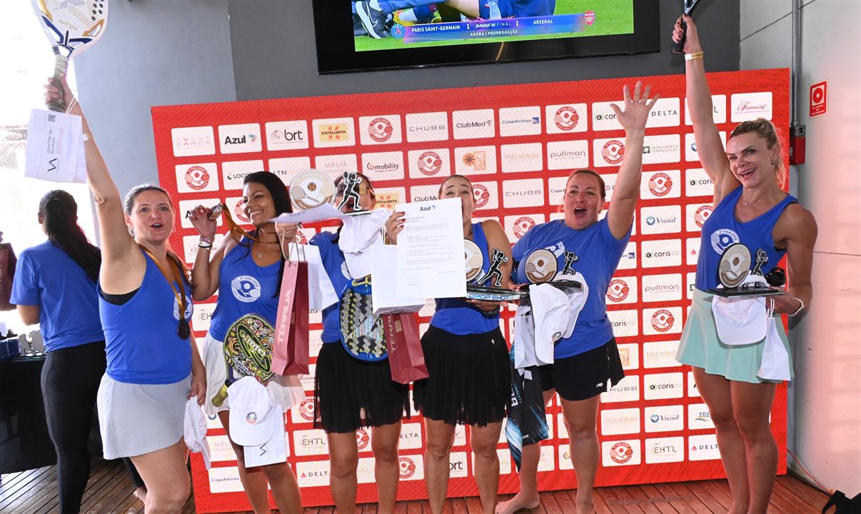 As vencedoras do Beach Tennis Feminino Avançado celebram a vítória