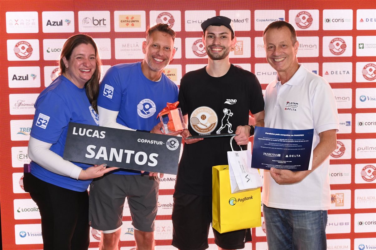 Lucas Santos, campeão do Tênis Masculino Avançado do 2º PAN OPEN, com Erica Venturini e Ricardo Sidaras, da PANROTAS, e Ricardo Oliveira, da Delta