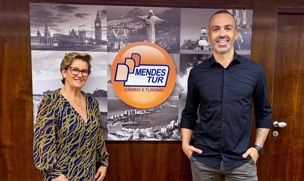 Ines Bellini, diretora de Mendes Tur, ao lado do novo contratado, Raphael Magalhães