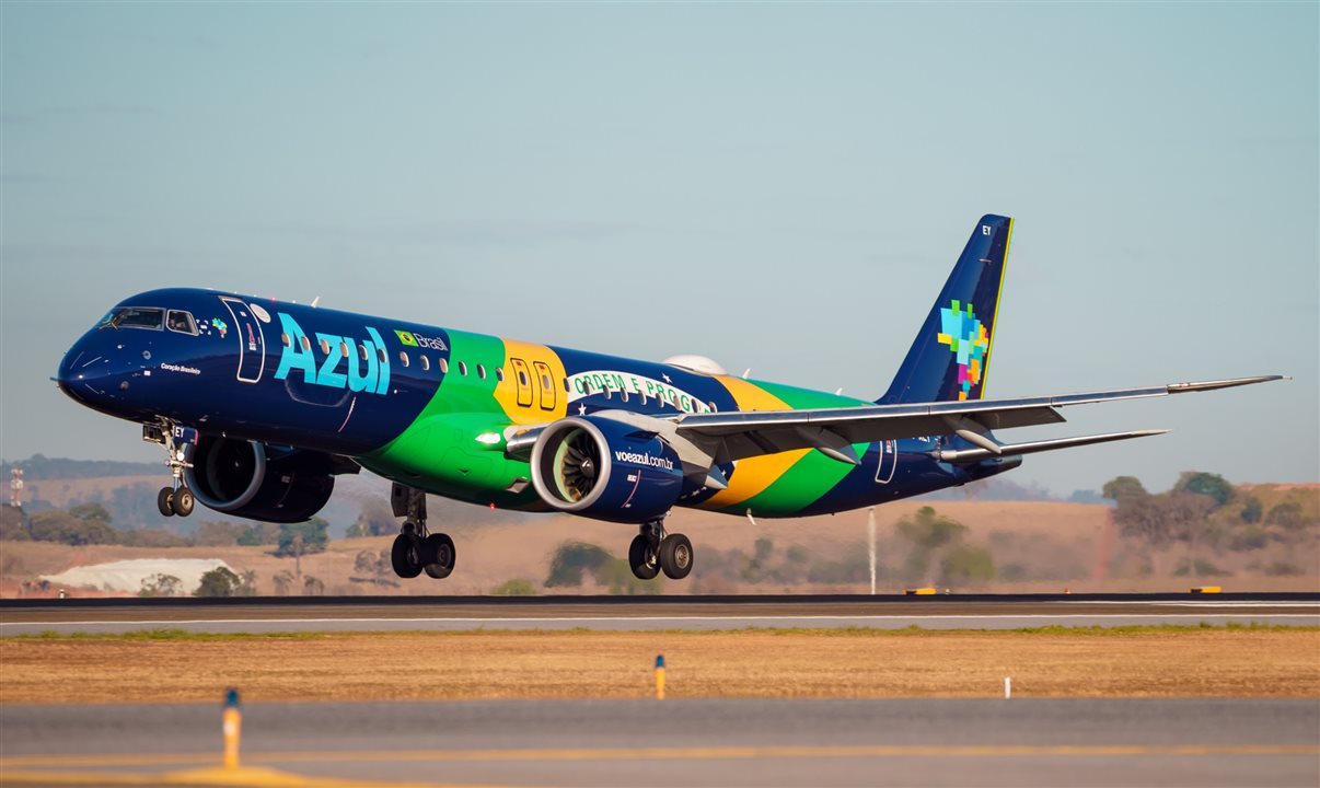 Companhia sobrevoou a orla das praias do Leblon, Ipanema, Copacabana, Leme, Botafogo e Flamengo com aeronave E2 adesivada com bandeira do Brasil