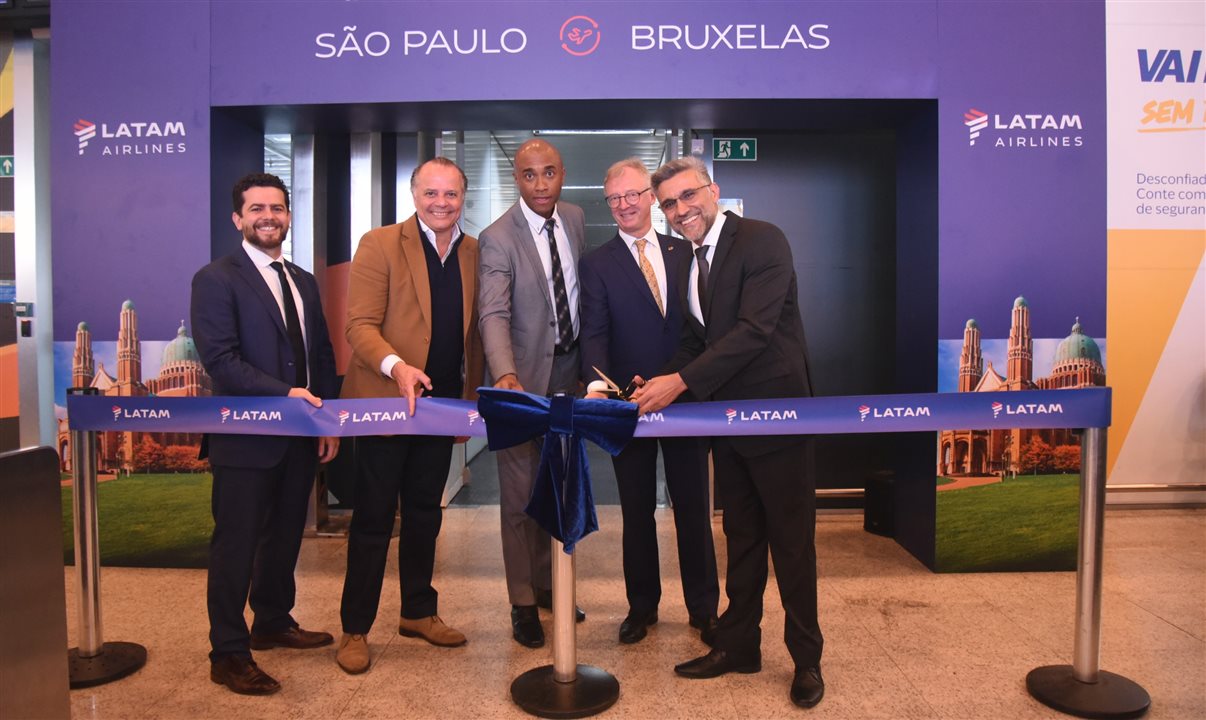Philipe Karat, coordenador de Demanda e Transportes Multimodais da Embratur, Cláudio Ferreira, diretor de Clientes e Novos Negócios (área comercial) do GRU Airport, Luis Sobrinho, consultor da InvestSP/Setur-SP, Chris Hoornaert, embaixador da Bélgica, e Derick Barboza, diretor de Aeroportos da Latam Brasil