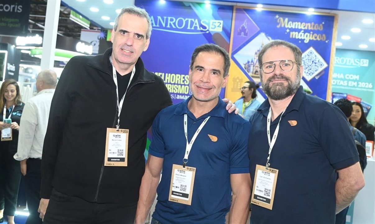 Marcelo Cohen, Flavio Marques e Luti Guimarães juntos, agora em abril, no estande da PANROTAS na WTM-LA 2026