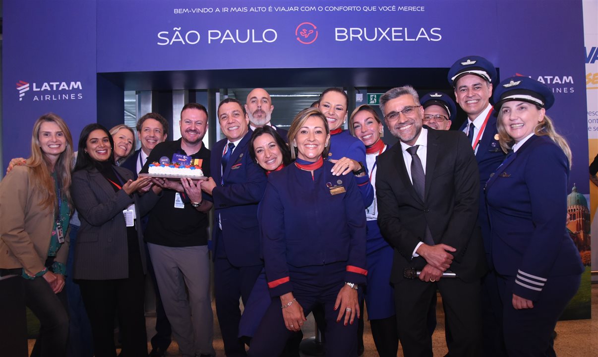 Derick Barboza com a tripulação do primeiro voo da Latam de São Paulo para Bruxelas