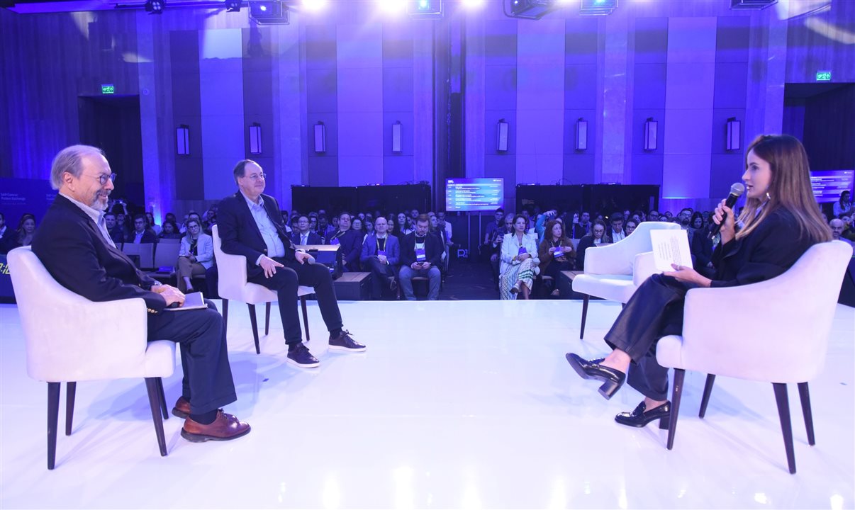 Os economistas Pedro Malan e Eduardo Giannetti em painel com a jornalista Mari Palma