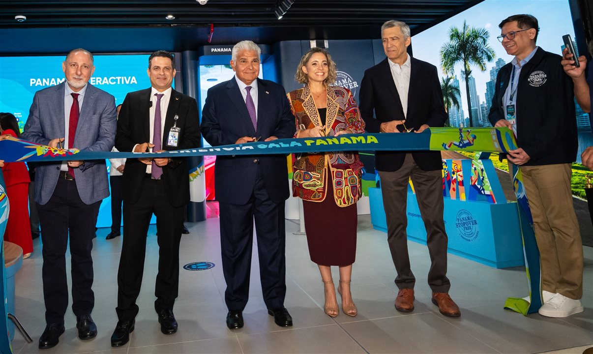 Salomón Shamah, diretor-geral da Promtur Panamá; José Ruiz Blanco, gerente geral do Aeroporto Internacional de Tocumen; José Raúl Mulino, presidente do Panamá; Gloria De León, administradora da Autoridade de Turismo do Panamá; e Pedro Heilbron, presidente-executivo da Copa Airlines; durante o lançamento da Sala Panamá