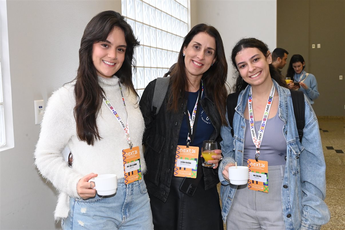 Letícia Oliveira, da Rextur Advance, Carla Marin, da ITA Airways, Fernando Restori, da CVC Corp, Mary Ribeiro, da Rextur Advance, Eraldo de Oliveira e Cristiane Pereira, da CVC Corp, Maju Peixoto, da Rextur Advance, Thais Morrilhas, da ITA Airways, e Bárbara Coimbra e Bruno Matos, da Visual Turismo