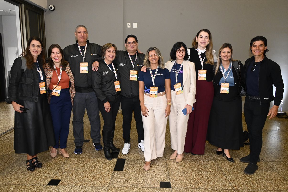 Letícia Oliveira, da Rextur Advance, Carla Marin, da ITA Airways, Fernando Restori, da CVC Corp, Mary Ribeiro, da Rextur Advance, Eraldo de Oliveira e Cristiane Pereira, da CVC Corp, Maju Peixoto, da Rextur Advance, Thais Morrilhas, da ITA Airways, e Bárbara Coimbra e Bruno Matos, da Visual Turismo