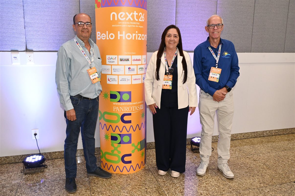 Letícia Oliveira, da Rextur Advance, Carla Marin, da ITA Airways, Fernando Restori, da CVC Corp, Mary Ribeiro, da Rextur Advance, Eraldo de Oliveira e Cristiane Pereira, da CVC Corp, Maju Peixoto, da Rextur Advance, Thais Morrilhas, da ITA Airways, e Bárbara Coimbra e Bruno Matos, da Visual Turismo