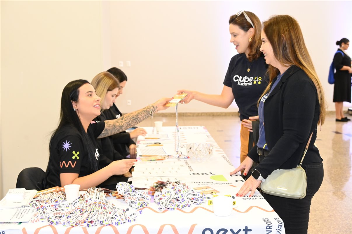 Letícia Oliveira, da Rextur Advance, Carla Marin, da ITA Airways, Fernando Restori, da CVC Corp, Mary Ribeiro, da Rextur Advance, Eraldo de Oliveira e Cristiane Pereira, da CVC Corp, Maju Peixoto, da Rextur Advance, Thais Morrilhas, da ITA Airways, e Bárbara Coimbra e Bruno Matos, da Visual Turismo