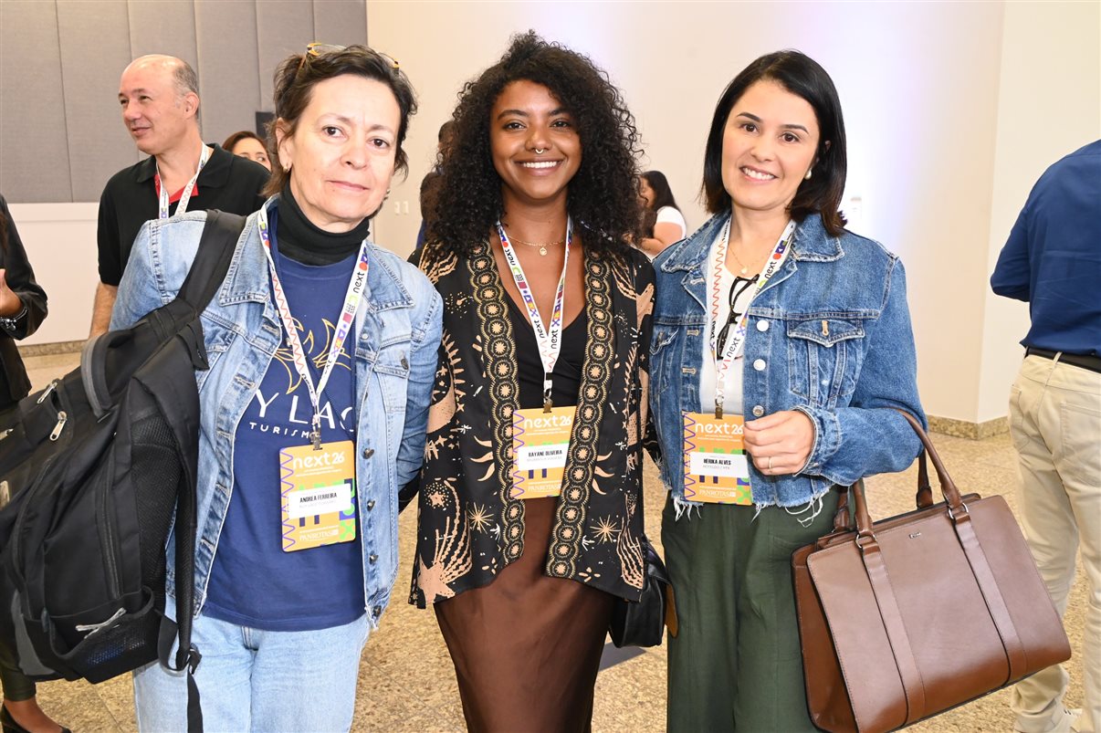 Letícia Oliveira, da Rextur Advance, Carla Marin, da ITA Airways, Fernando Restori, da CVC Corp, Mary Ribeiro, da Rextur Advance, Eraldo de Oliveira e Cristiane Pereira, da CVC Corp, Maju Peixoto, da Rextur Advance, Thais Morrilhas, da ITA Airways, e Bárbara Coimbra e Bruno Matos, da Visual Turismo