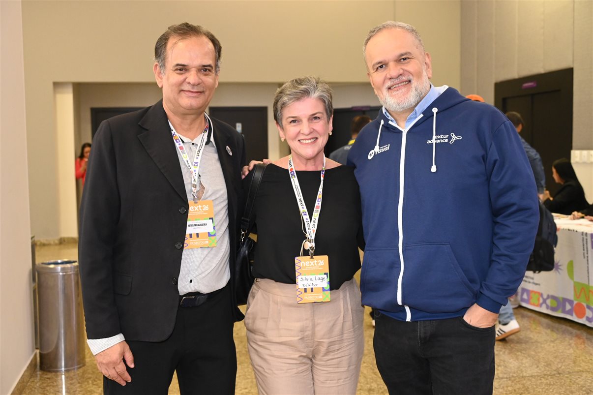 Letícia Oliveira, da Rextur Advance, Carla Marin, da ITA Airways, Fernando Restori, da CVC Corp, Mary Ribeiro, da Rextur Advance, Eraldo de Oliveira e Cristiane Pereira, da CVC Corp, Maju Peixoto, da Rextur Advance, Thais Morrilhas, da ITA Airways, e Bárbara Coimbra e Bruno Matos, da Visual Turismo