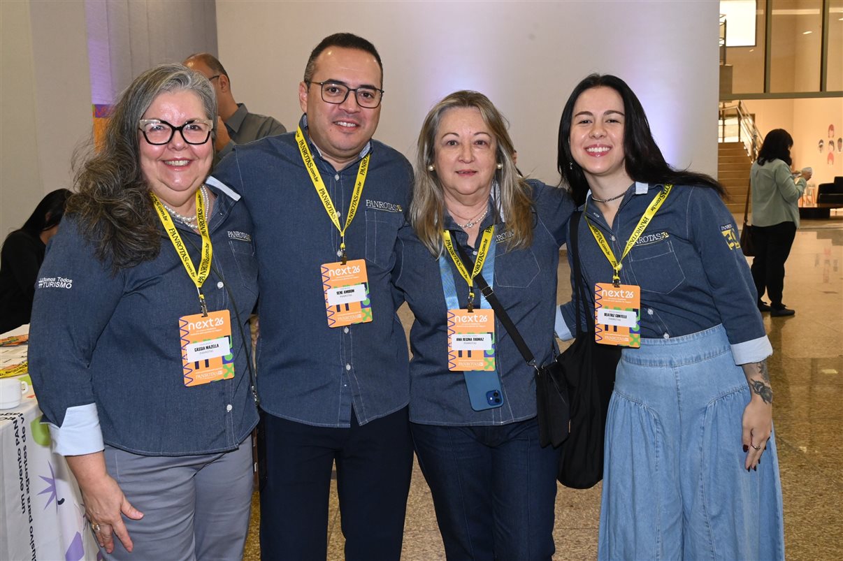 Letícia Oliveira, da Rextur Advance, Carla Marin, da ITA Airways, Fernando Restori, da CVC Corp, Mary Ribeiro, da Rextur Advance, Eraldo de Oliveira e Cristiane Pereira, da CVC Corp, Maju Peixoto, da Rextur Advance, Thais Morrilhas, da ITA Airways, e Bárbara Coimbra e Bruno Matos, da Visual Turismo