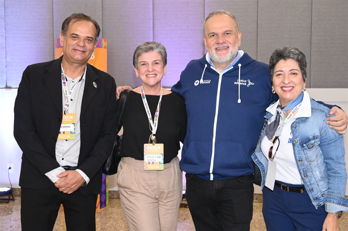 Letícia Oliveira, da Rextur Advance, Carla Marin, da ITA Airways, Fernando Restori, da CVC Corp, Mary Ribeiro, da Rextur Advance, Eraldo de Oliveira e Cristiane Pereira, da CVC Corp, Maju Peixoto, da Rextur Advance, Thais Morrilhas, da ITA Airways, e Bárbara Coimbra e Bruno Matos, da Visual Turismo
