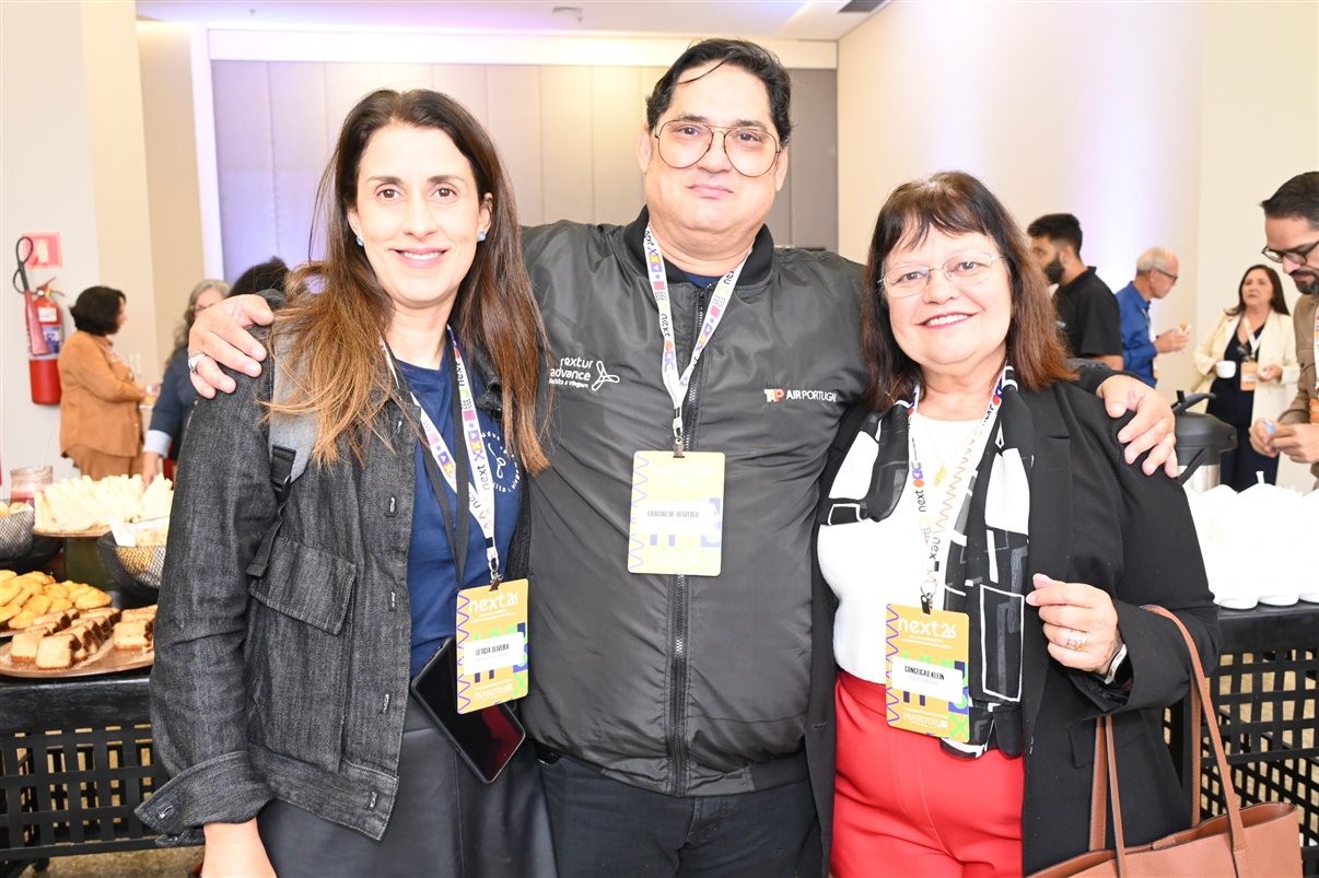 Letícia Oliveira, da Rextur Advance, Carla Marin, da ITA Airways, Fernando Restori, da CVC Corp, Mary Ribeiro, da Rextur Advance, Eraldo de Oliveira e Cristiane Pereira, da CVC Corp, Maju Peixoto, da Rextur Advance, Thais Morrilhas, da ITA Airways, e Bárbara Coimbra e Bruno Matos, da Visual Turismo