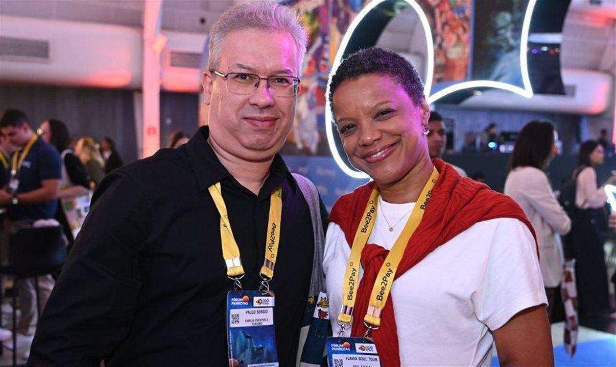 Flavia e seu parceiro Paulo, que lideram a Soul Tour, no Fórum PANROTAS