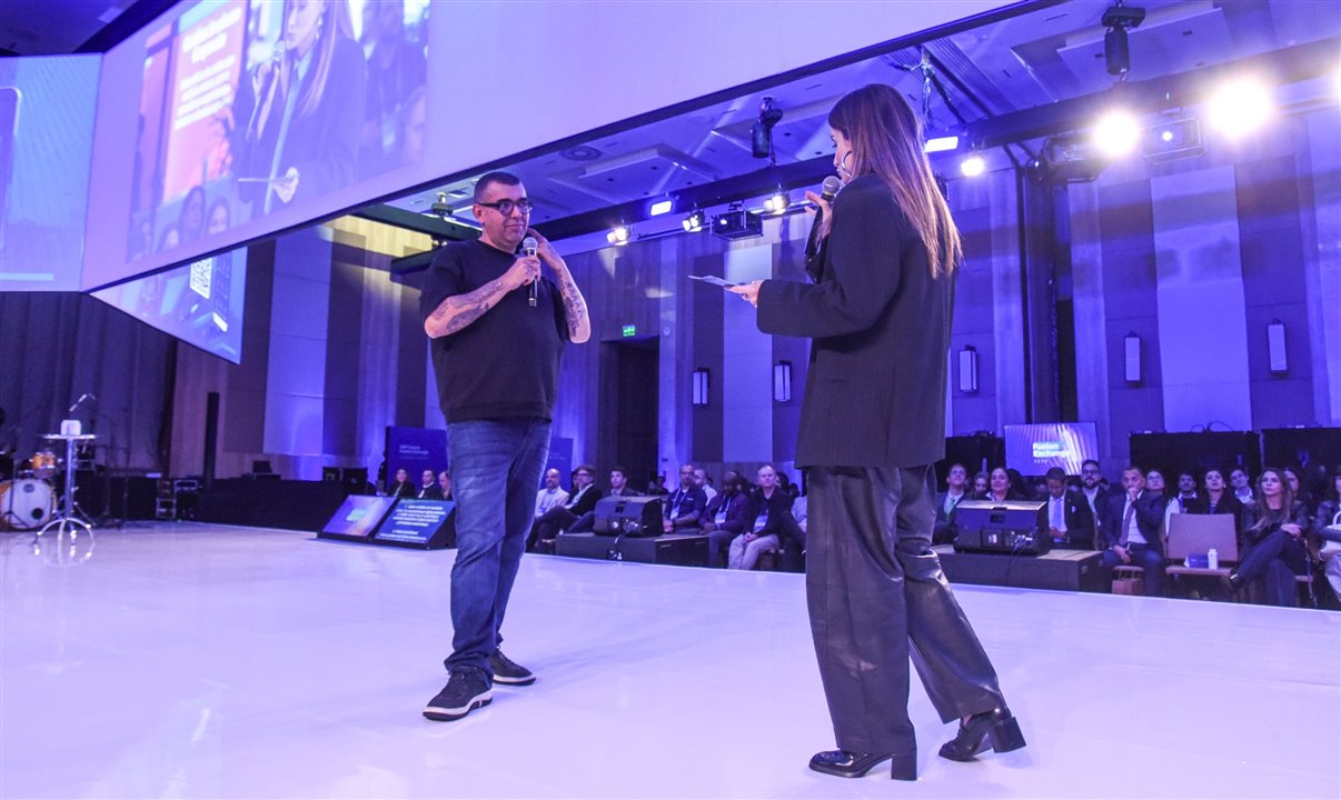 Jefferson Rueda e Mari Palma no palco