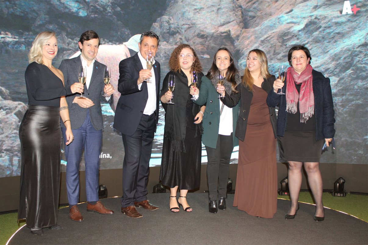 Equipe do Turismo de Aruba celebra a nova fase, que espera inspirar viagens de conexão