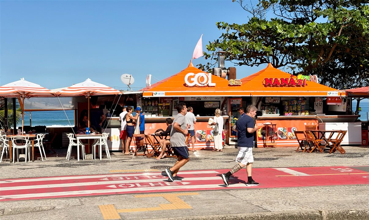Novo quiosque na Barra da Tijuca que foi totalmente envelopado com a identidade visual da Gol